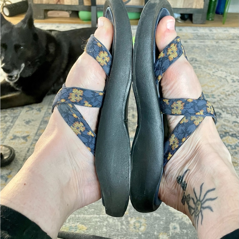 American Eagle 90’s Retro Thong Flip Flop Adjustable Floral Sandals. Comfy! - Picture 5 of 7